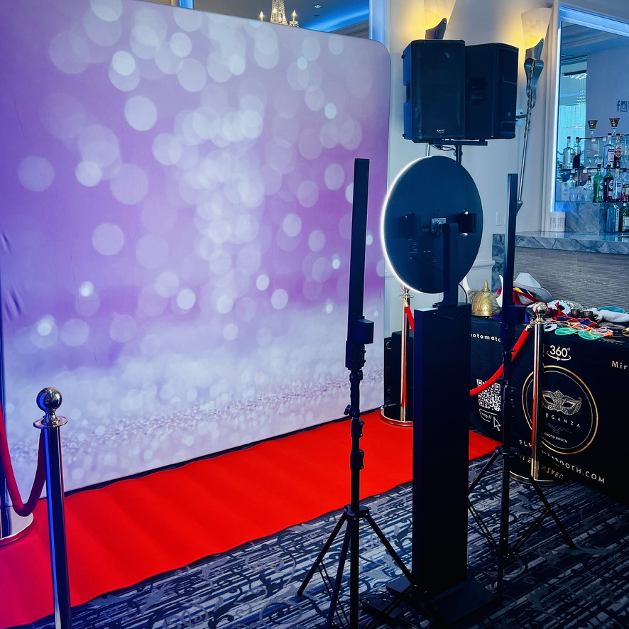 Installation de photobooth numérique devant une toile rose