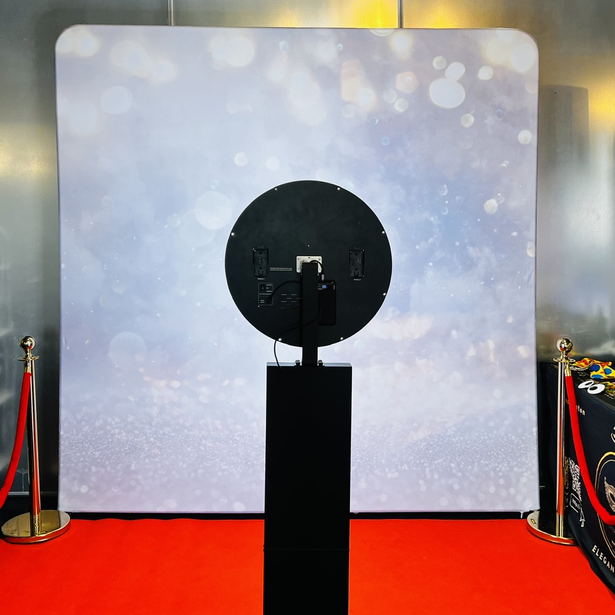 Vue de face d’un photobooth numérique installé pour un événement