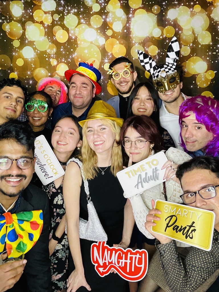 Grand groupe corporatif réuni devant le photobooth