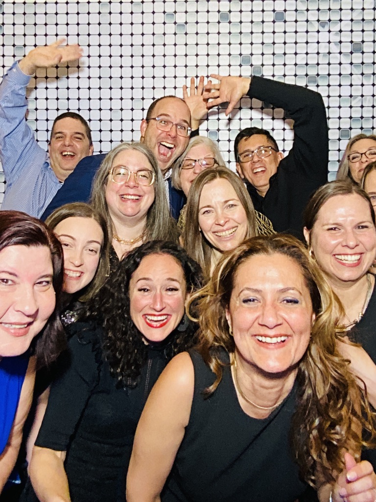 Groupe corporatif festif devant une toile de fond argentée