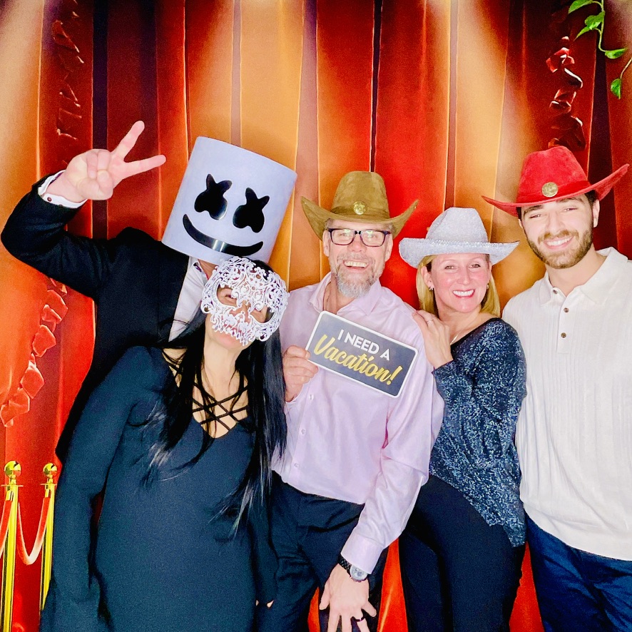 Invités corporatifs réunis au Photobooth avec tapis rouge