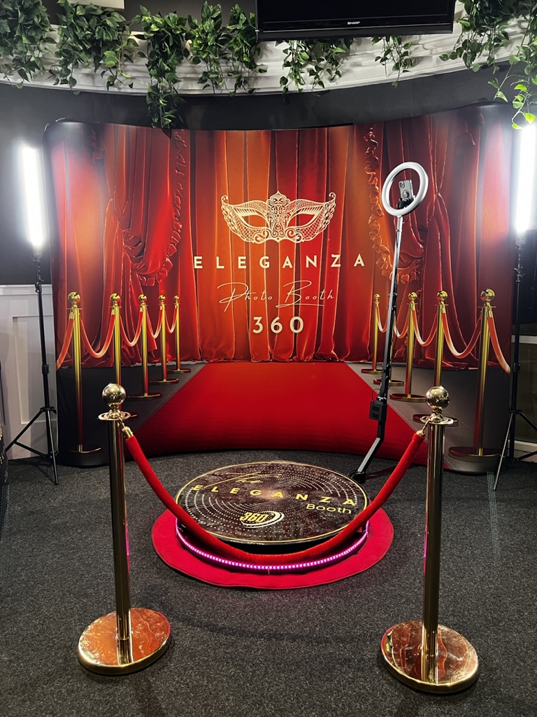 Installation du Photobooth 360 avec tapis rouge et décor VIP
