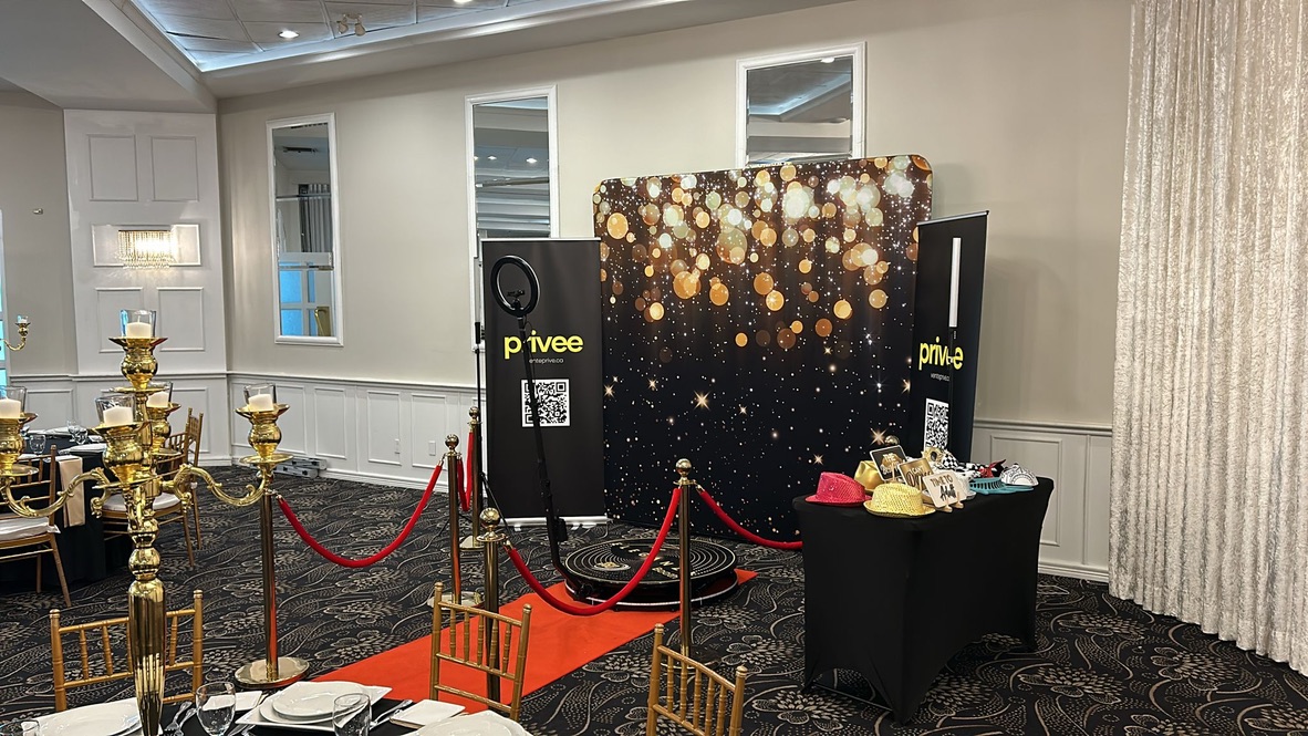 Installation du Photobooth 360 avec tapis rouge et accessoires