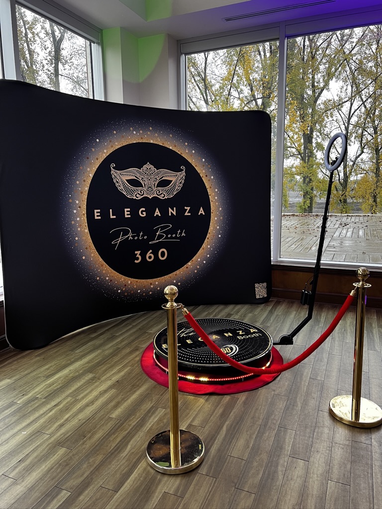 Installation du Photobooth 360 avec toile de fond Eleganza et poteaux VIP