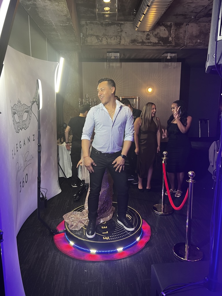 Invité sur la plateforme du Photobooth 360 pendant une réception