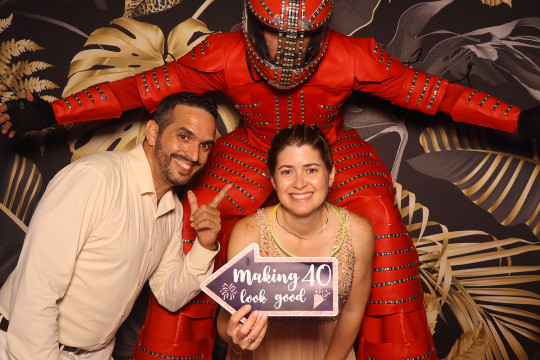 Animation avec artiste lumineux devant le photobooth d’un anniversaire