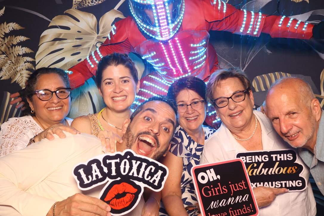 Invités réunis au photobooth pendant une fête de 40e anniversaire
