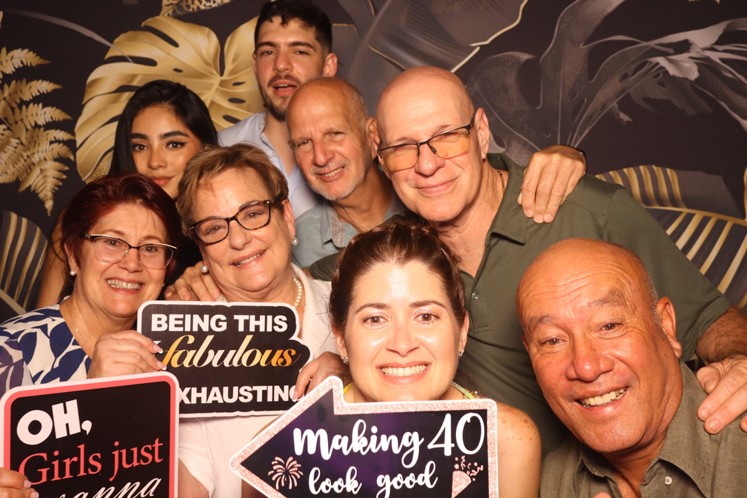 Famille et amis devant le photobooth lors d’un anniversaire de 40 ans