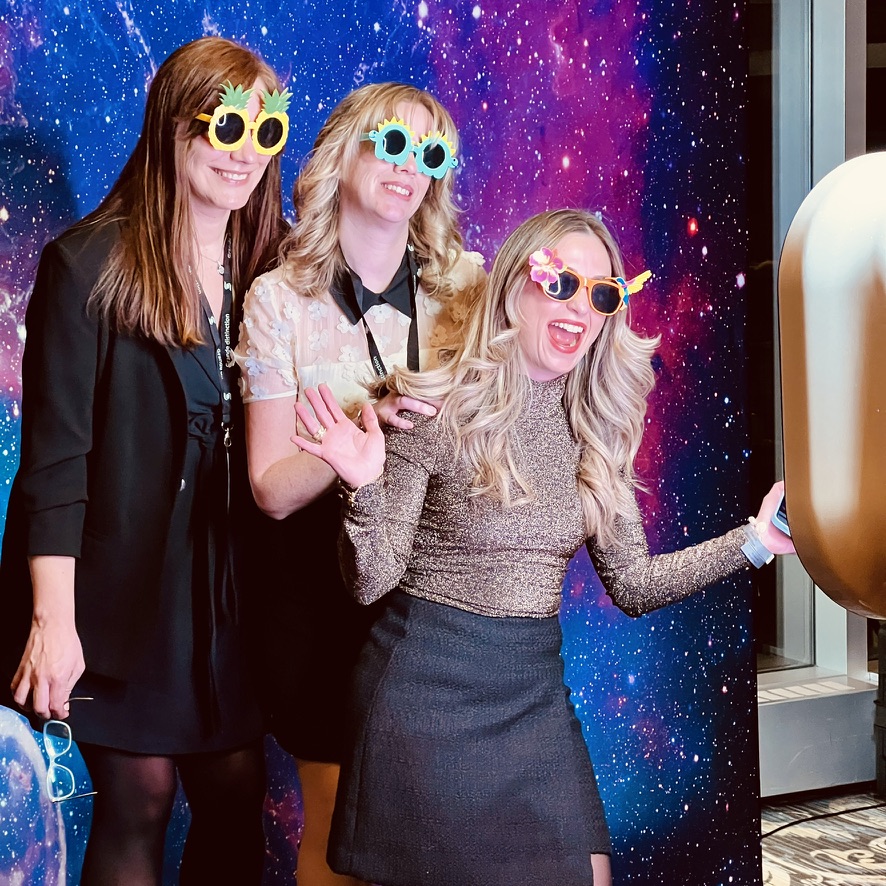 Collègues utilisant un photobooth lors d’un événement corporatif