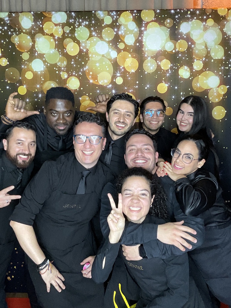 Équipe réunie devant le photobooth lors d’une soirée corporative