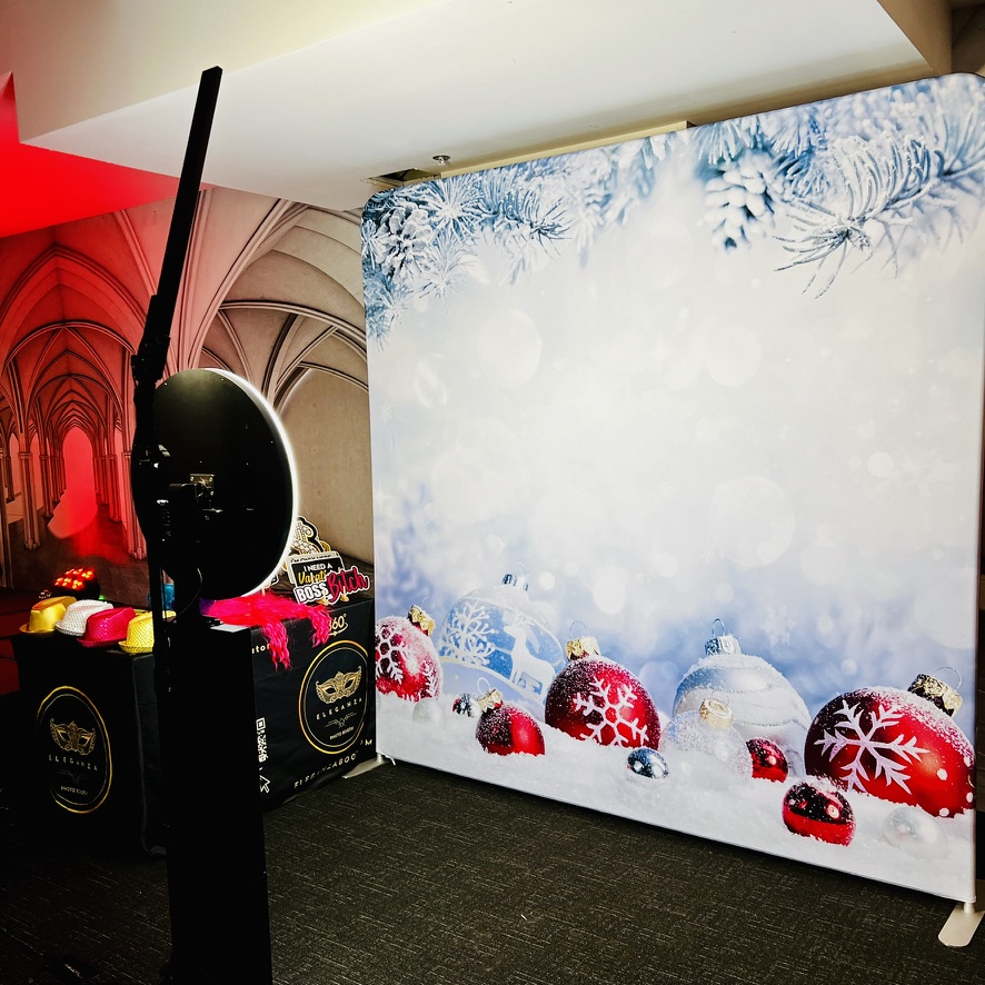 Installation de photobooth avec toile de fond hivernale pour un événement corporatif
