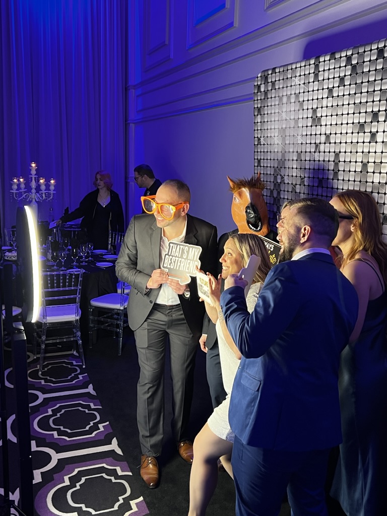 Invités utilisant un photobooth pendant une réception de mariage