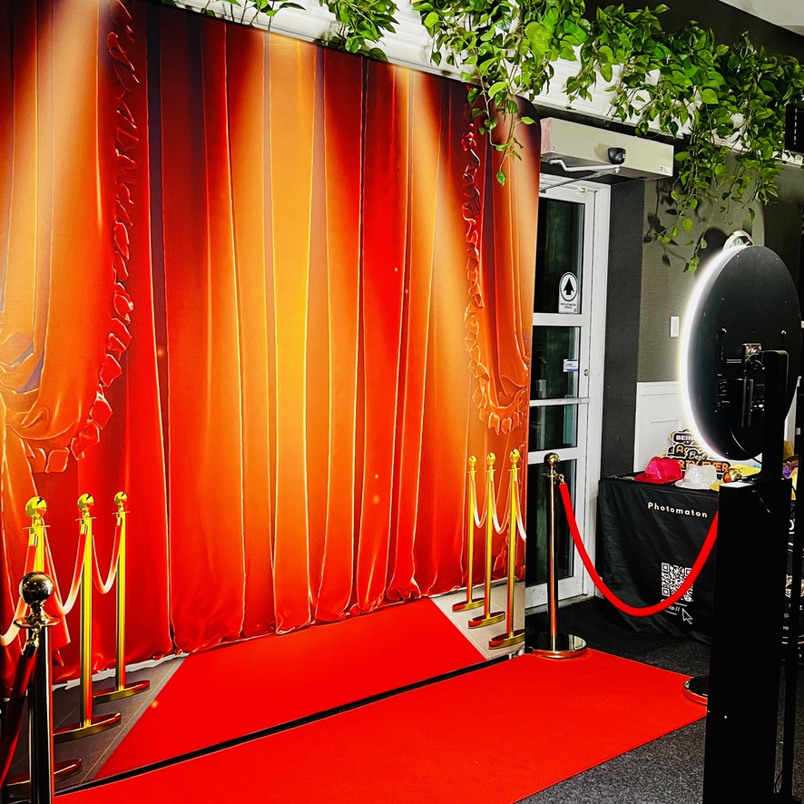 Installation de photobooth avec tapis rouge pour une soirée d’entreprise