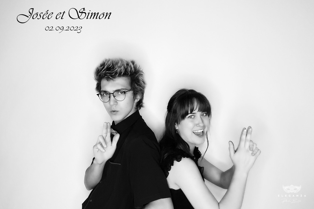 Deux invités photographiés en noir et blanc avec le Photobooth Glam