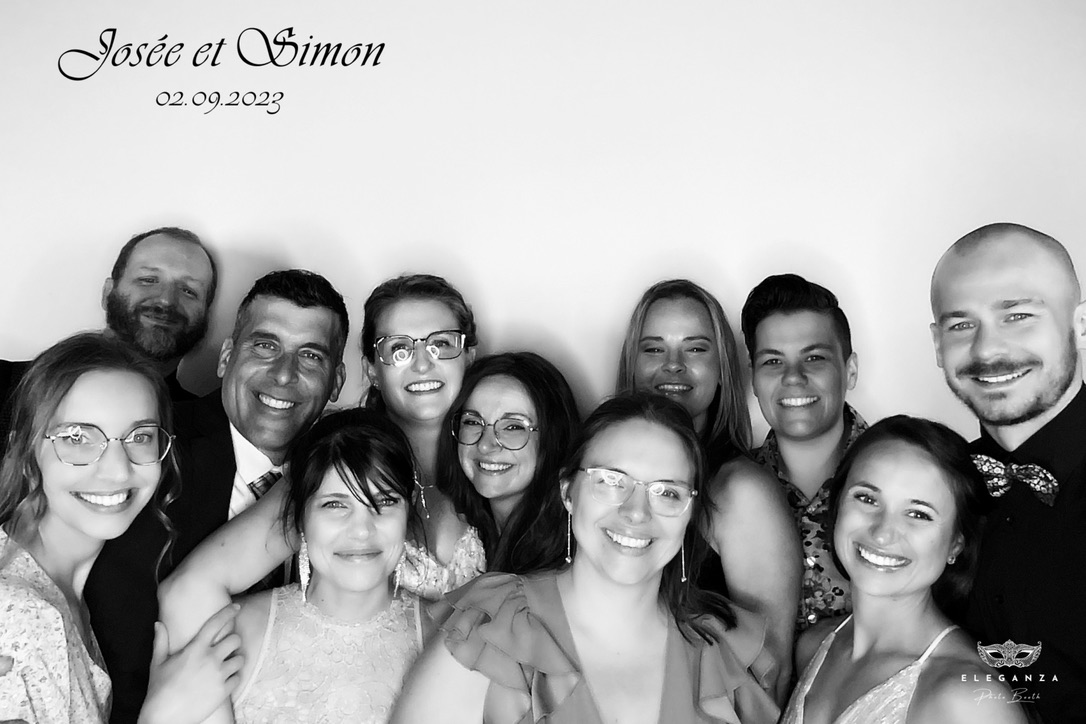 Portrait de groupe en noir et blanc produit avec le Photobooth Glam