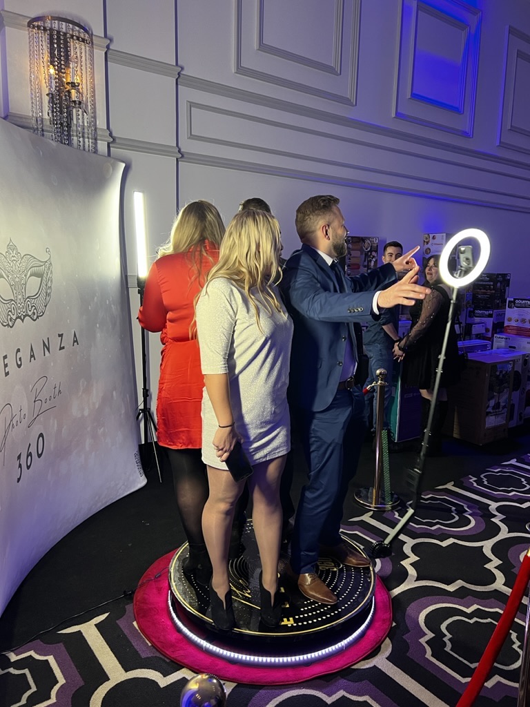 Invités sur la plateforme du Photobooth 360 pendant un événement