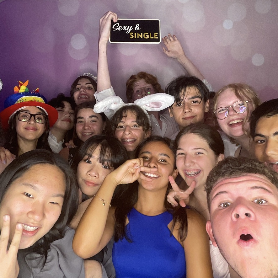 Jeunes invités avec des accessoires de photobooth à une quinceañera