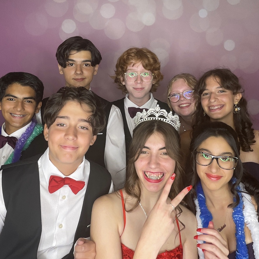 Groupe d’invités devant le photobooth pendant une quinceañera