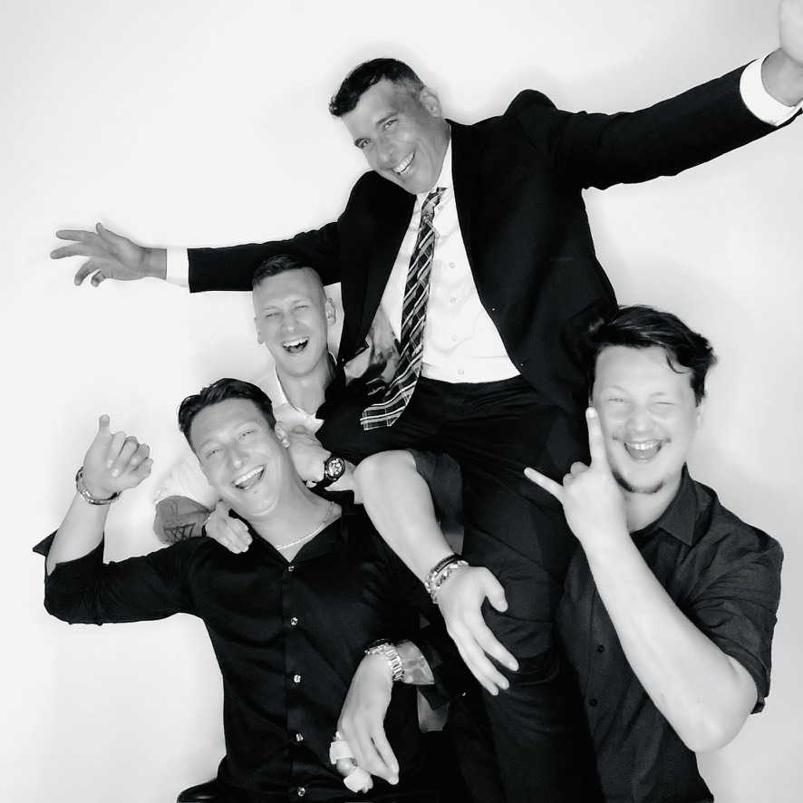 Invités photographiés en noir et blanc avec le Photobooth Glam