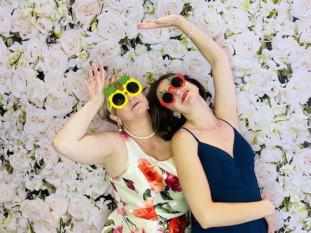 Invitées portant des accessoires de photobooth à un mariage