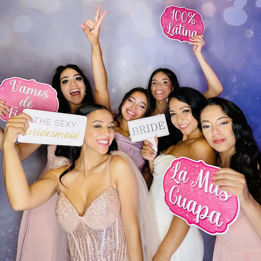 Mariée et demoiselles d’honneur réunies devant le photobooth