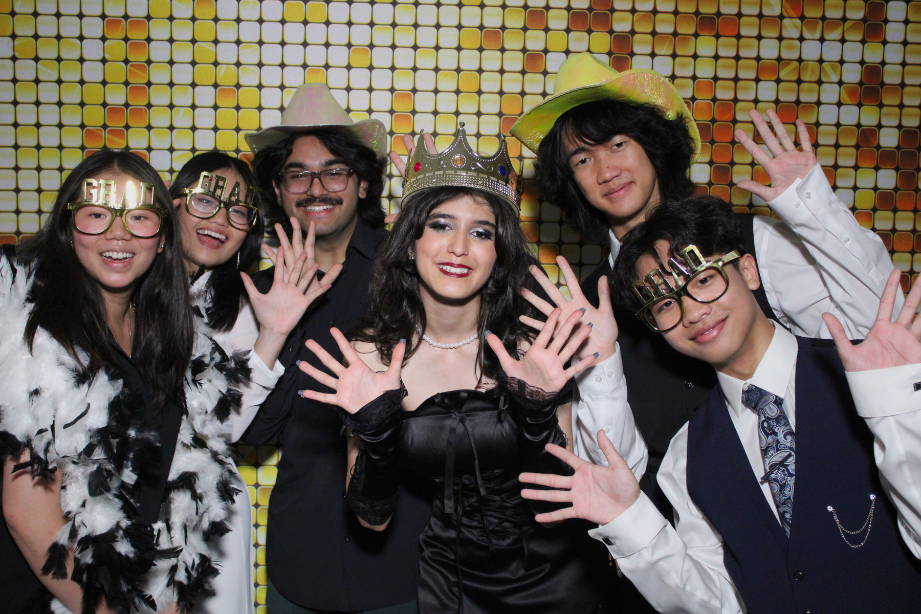 Groupe de finissants utilisant les accessoires du photobooth