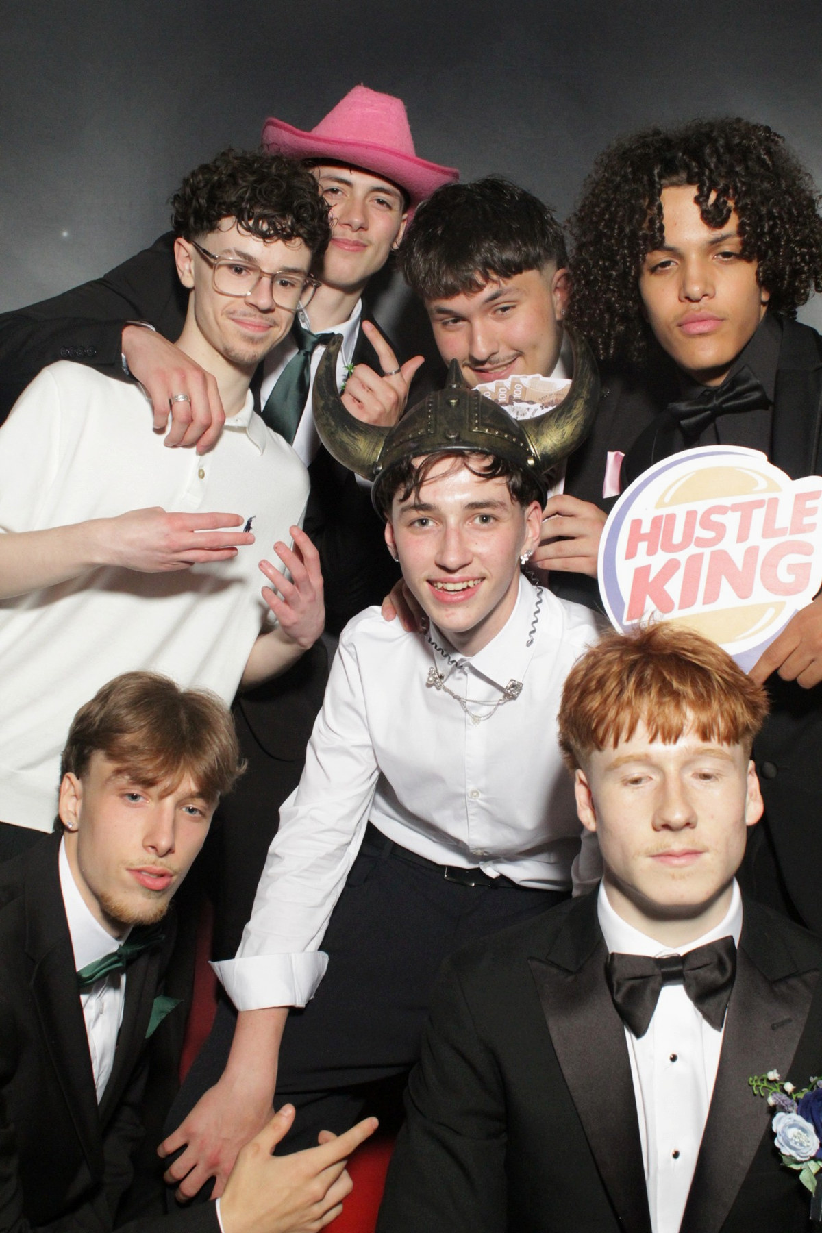 Groupe de finissants avec des accessoires de photobooth
