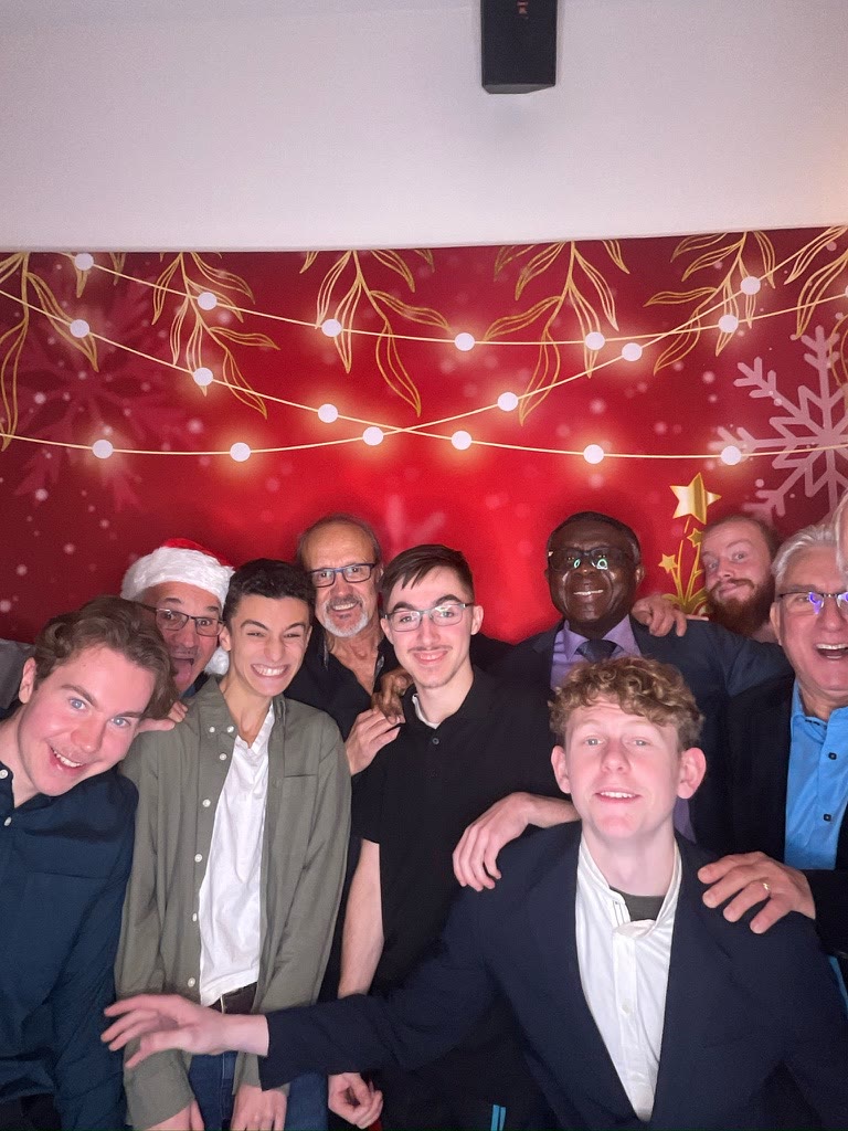 Groupe d’invités au party de Noël corporatif