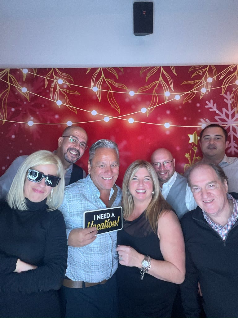 Invités d’un party corporatif au photobooth