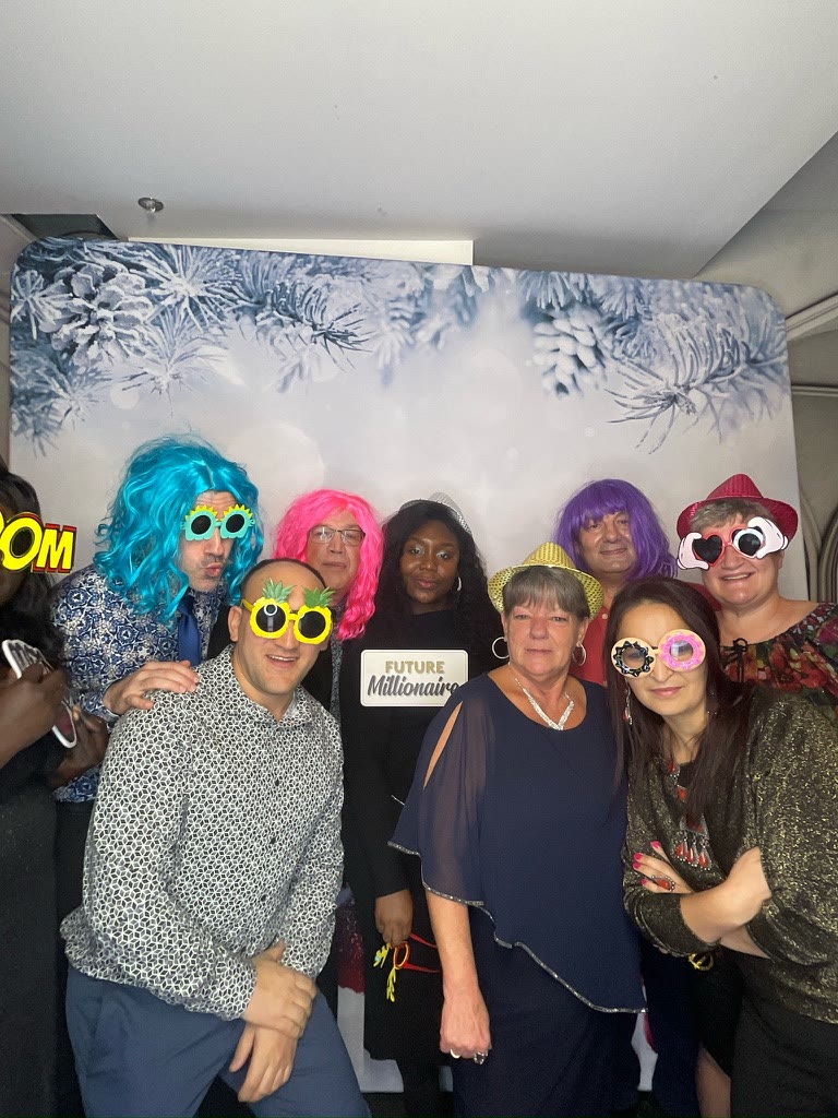 Groupe d’invités devant la toile de Noël
