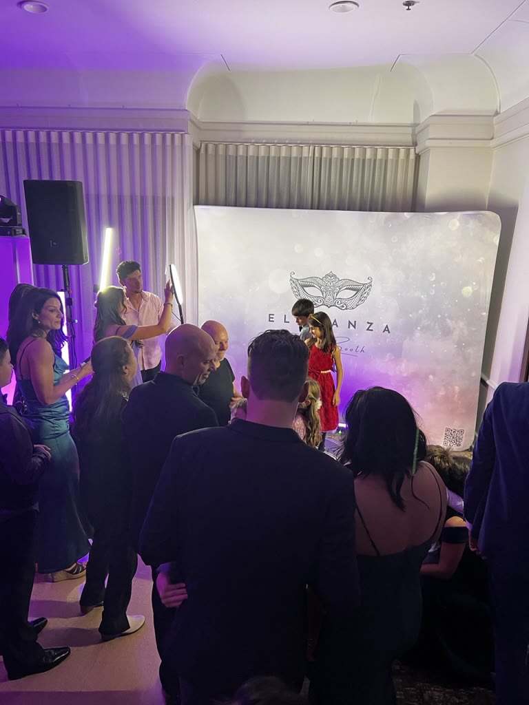 File d’invités devant le Photobooth 360 à La Sirène de Laval