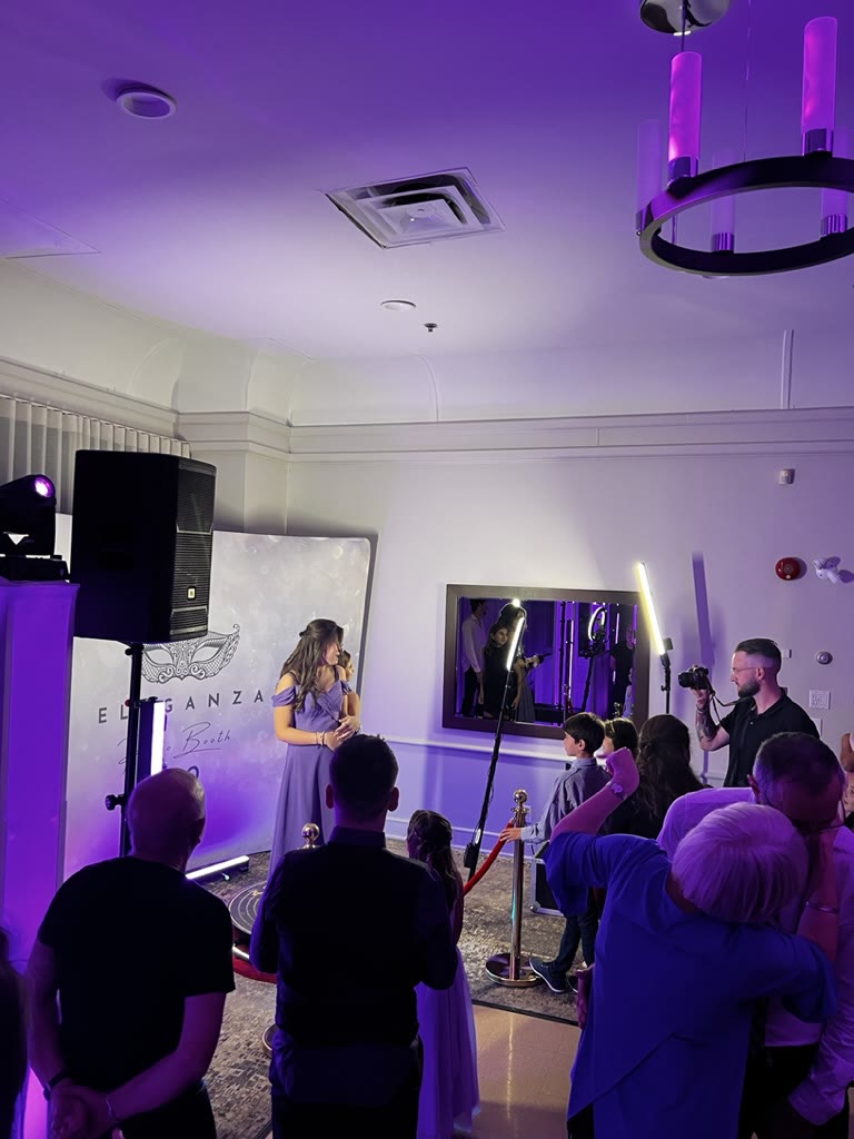 Invitée photographiée devant le Photobooth 360 à La Sirène