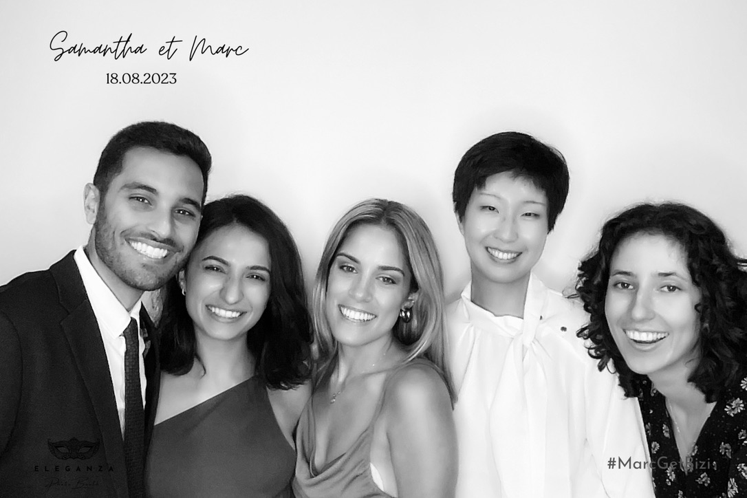 Portrait de groupe noir et blanc créé par le Photobooth Glam au Crystal