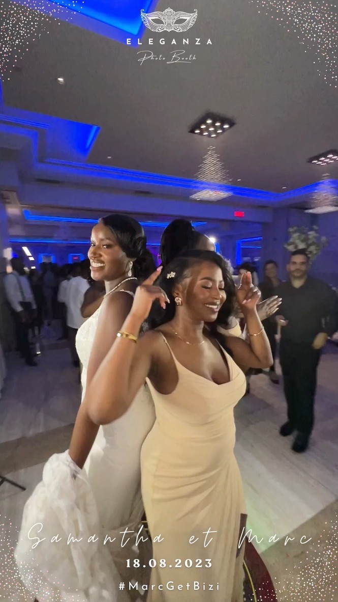 Mariée et invitée sur le Photobooth 360 au Crystal à Montréal