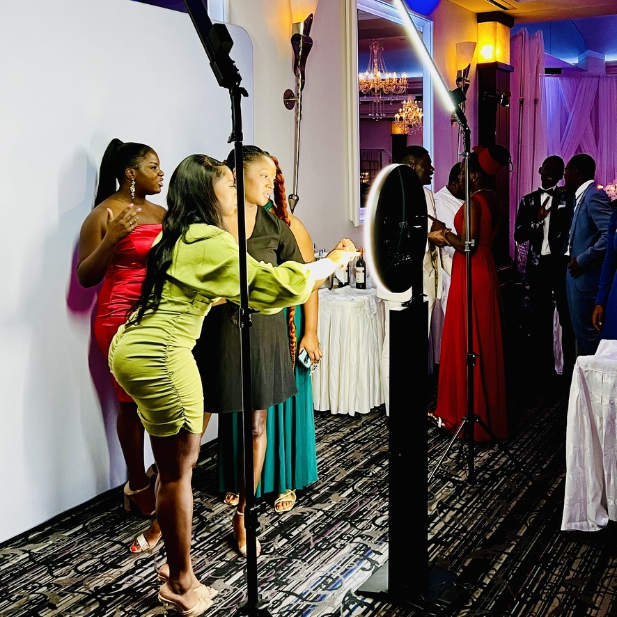 Invitées utilisant le Photobooth Glam pendant un mariage au Crystal à Montréal
