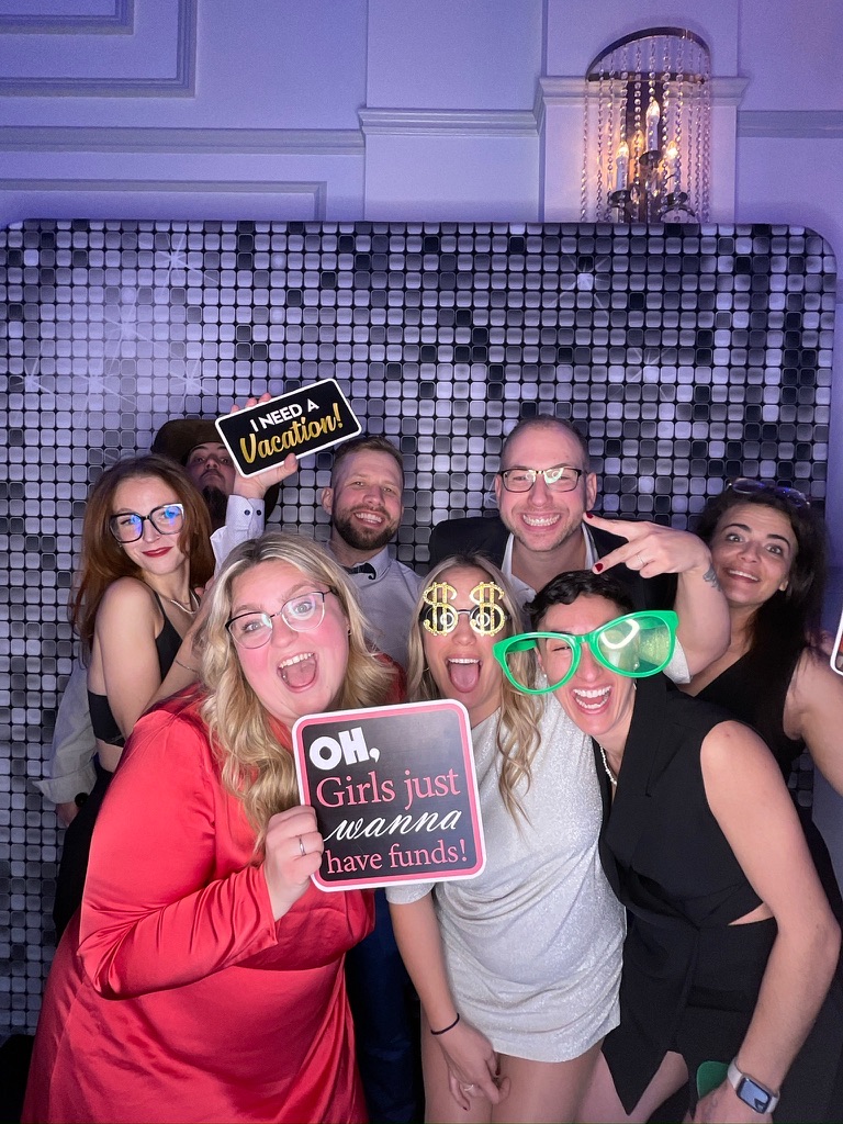 Équipe corporative avec accessoires au photobooth du Mont Blanc à Laval