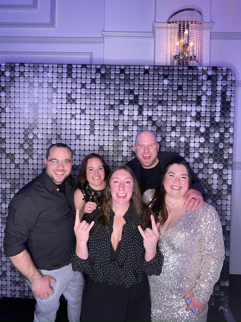 Invités devant le photobooth numérique lors d’un party de bureau au Mont Blanc