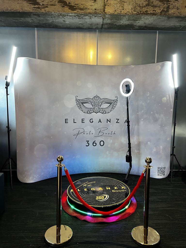 Plateforme Photobooth 360 installée pour un mariage au Plaza Antique à Montréal