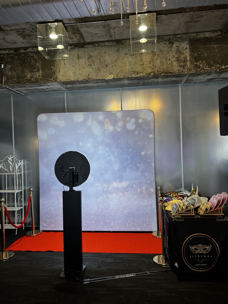 Photobooth numérique avec tapis rouge et accessoires installé au Plaza Antique