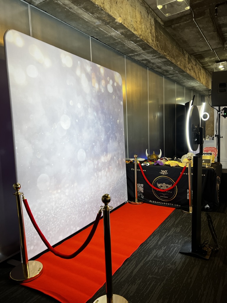 Photobooth numérique avec tapis rouge présenté de profil au Plaza Antique à Montréal