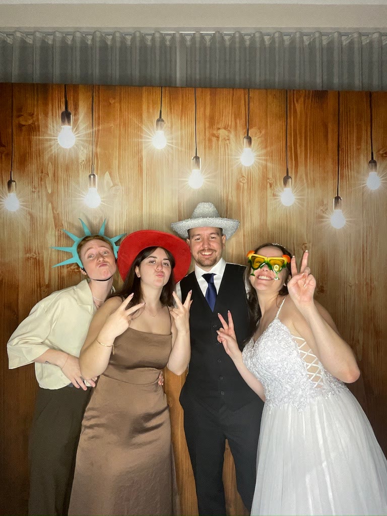 Mariés avec accessoires au photobooth du Plaza Rive-Sud