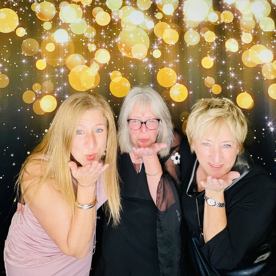 Groupe d’invitées au photobooth du Plaza Rive-Sud