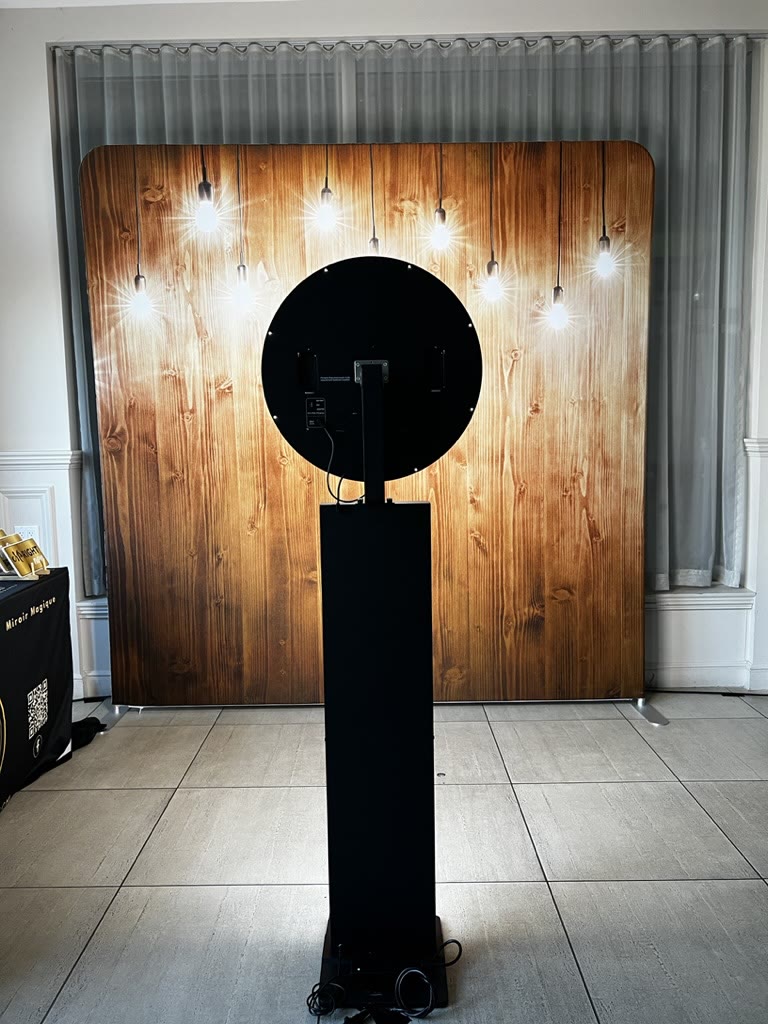 Photobooth numérique devant une toile de bois au Plaza Rive-Sud