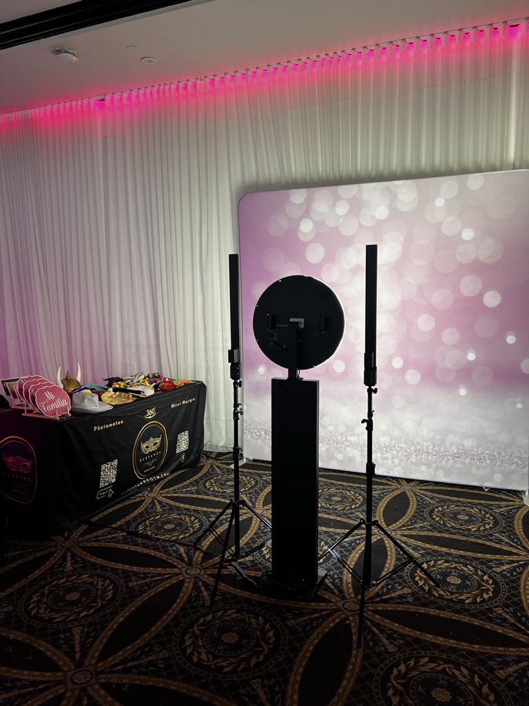Installation du photobooth numérique avec toile rose chez Roma Réceptions à Montréal