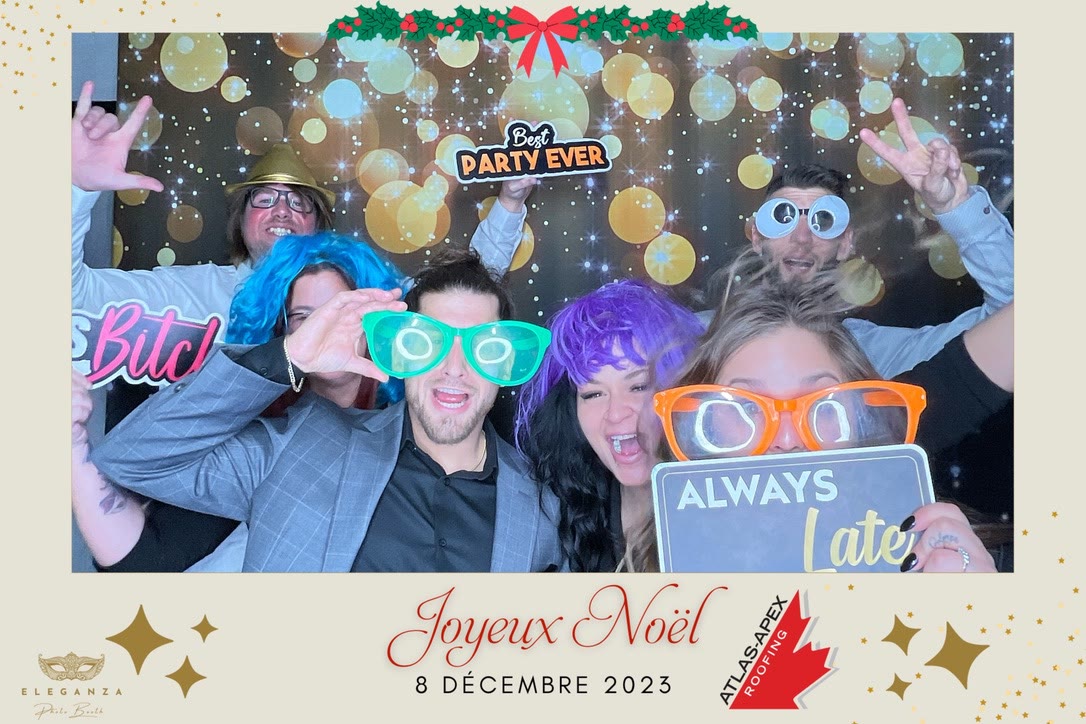 Groupe de collègues au photobooth du Sheraton Laval