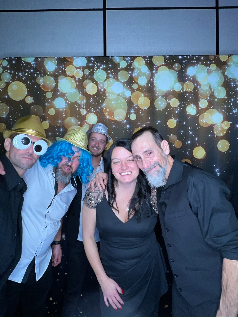Invités devant la toile dorée du photobooth au Sheraton Laval